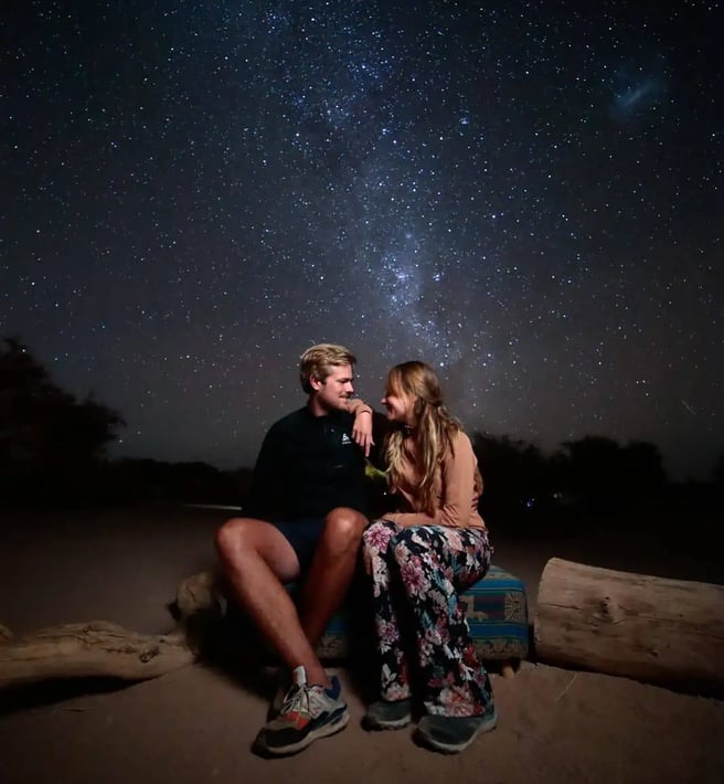 pareja frente a una cascada de estrellas